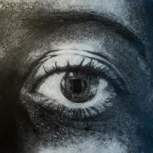 Ojo realista en dibujo en blanco y negro, estudio artístico en Barcelona, técnica de grafito en papel.