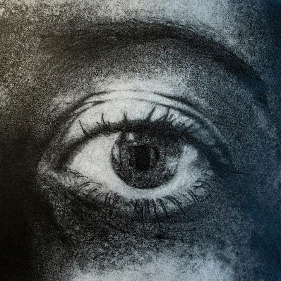 Dibujo a partir de fotografía: claroscuro trabajando por sustracción con goma.