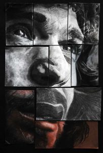 Retrato en pintura y dibujo en varias piezas, realista y expresivo, en tonos negros y rojos.