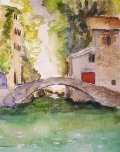 Puente de piedra sobre río con casas y árboles en acuarela, paisaje urbano en tonos suaves.