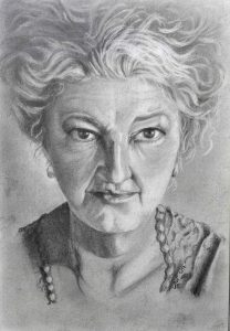 Retrato a lápiz de una mujer mayor con cabello rizado y expresión serena, vestida con joyas y ropa elegante.