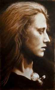 Retrato artístico en tonos sepia de mujer con cabello rizado y flor en el cuello, que destaca en el arte de dibujo y pintura en la escuela de arte El Visor en Barcelona.