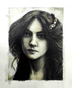 Retrato de mujer en dibujo artístico en tonos grises con detalles en teñido y flores en el cabello.