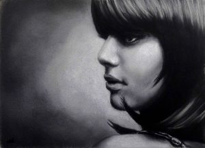 Retrato a tinta en blanco y negro de mujer con rostro en perfil y cabello oscuro, mostrando detalles en expresión y sombra.