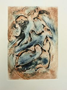 Colorida obra de arte abstracta con técnicas de dibujo y pintura, destacando formas orgánicas y líneas fluidas, en tonos tierra, negro, azul y beige.