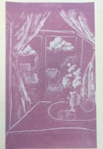 Ventana con cortinas y flores en jarrón, dibujo artístico en color morado, estilo óleo o pastel, en un entorno de academia de arte en Barcelona.