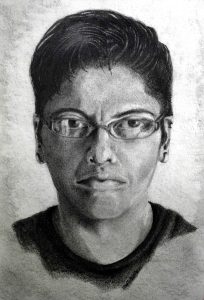 Retrato en lápiz de una persona con gafas y cabello oscuro, en estilo realista, exhibiendo detalles precisos y sombreado artístico, realizado en El Visor escuela de arte en Barcelona.