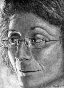 Retrato realista en lápiz de mujer con gafas, mostrando detalles en cabello, rostro y expresión suave en estilo artístico.