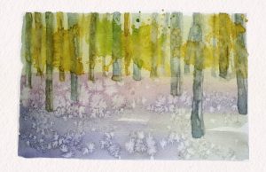 Árboles en un bosque pintados en acuarela, con tonos verdes y lilas, estilo artístico y tranquilizante.