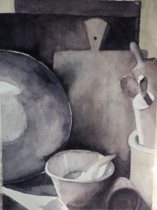 Archivo de una pintura en tonos grises que muestra utensilios de cocina, como tazones, cucharas y una olla, en estilo watercolor, en un entorno artístico y de aprendizaje.
