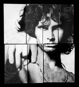 Retrato en blanco y negro de una mujer joven con cabello rizado, mostrando detalles de dibujo y sombreado, ideal para estudiantes de arte en Barcelona.