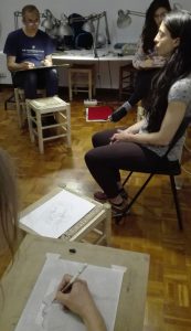 Estudiantes de arte en clase de dibujo en Barcelona, taller de pintura y escultura, Escuela de arte en El Visor, clases para aprender técnicas artísticas, aula con iluminación y material didáctico.