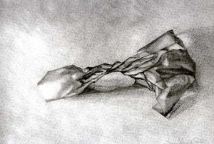 Dibujo en blanco y negro de un artefacto o escultura abstracta, realizado en técnica de lápiz o carbón, exhibiendo detalles de sombreado y volumen, propio de una obra de arte en la escuela El Visor en Barcelona.