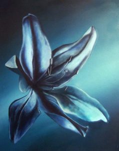 Flor de lirio en tonos azules, pintura artística en acuarela con detalles realistas en una escuela de arte en Barcelona.