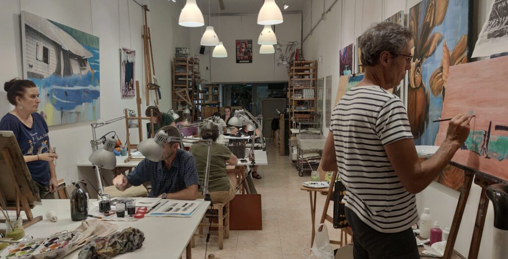 Interior de El Visor, taller de arte en Barcelona, con alumnos dibujando y pintando