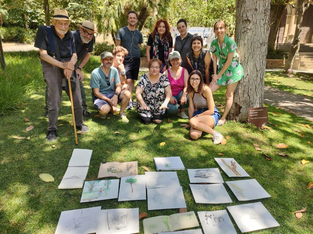 Alumnos de el visor-posando-con-sus-dibujos-tras-una-sesion-de-dibujo-al-aire-libre en los jadines de la Fundación Julio Muñoz Ramonet